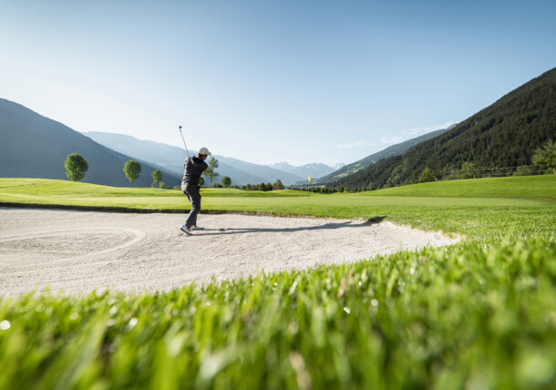     golfing in Zillertal valley / Zillertal Tourismus GmbH